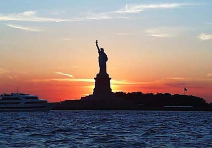statue_sunset_low.jpg (16279 bytes)